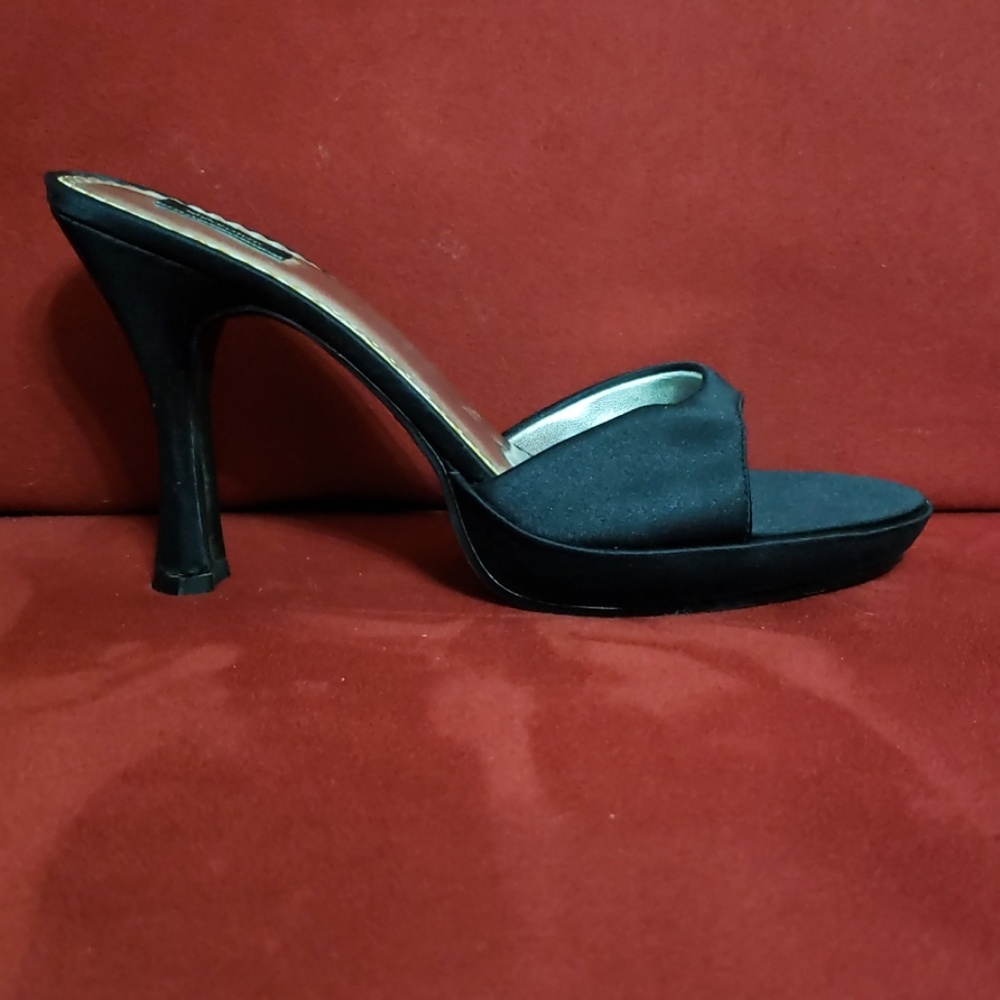 NEVER WORN HEELS